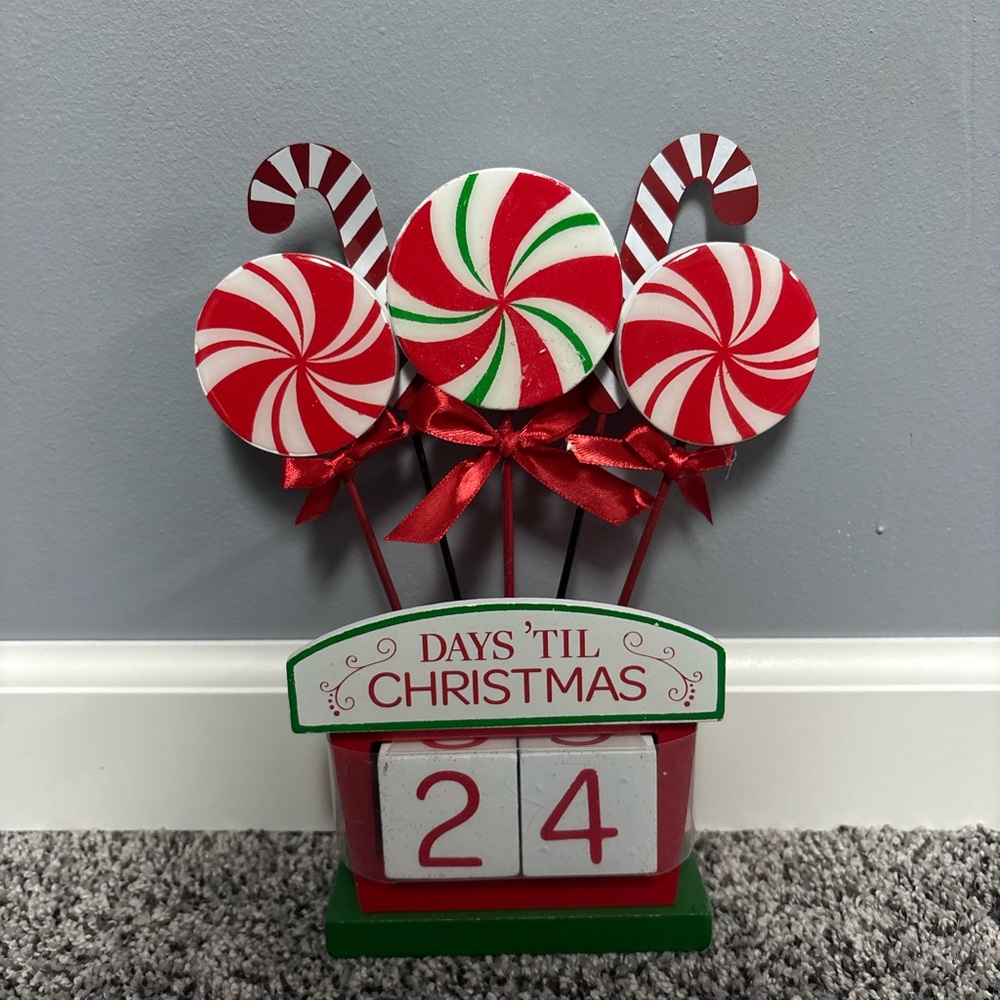 Ashland Holiday Countdown with Red and Green Lollipops